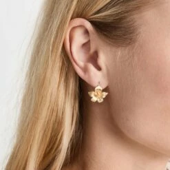 Promo 🌟 SHOP SHASHI Begonia Drop Earring 🧨 -S H A S H I Shop Begonia Earring Model