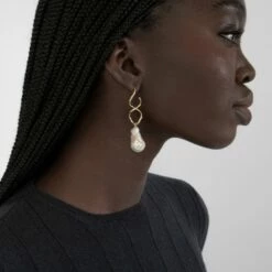 Buy 😉 SHOP SHASHI Yasamin Baroque Earring 🎁 -S H A S H I Shop Yasamin Pearl Drop 2