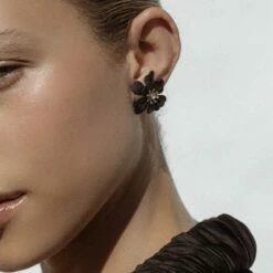 New ✔️ SHOP SHASHI Bloom Earring 🌟