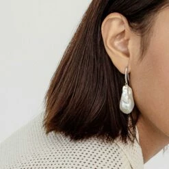 Budget 🎉 SHOP SHASHI La Reine Drop Earrings 👏 -S H A S H I Shop la reine earring model 2